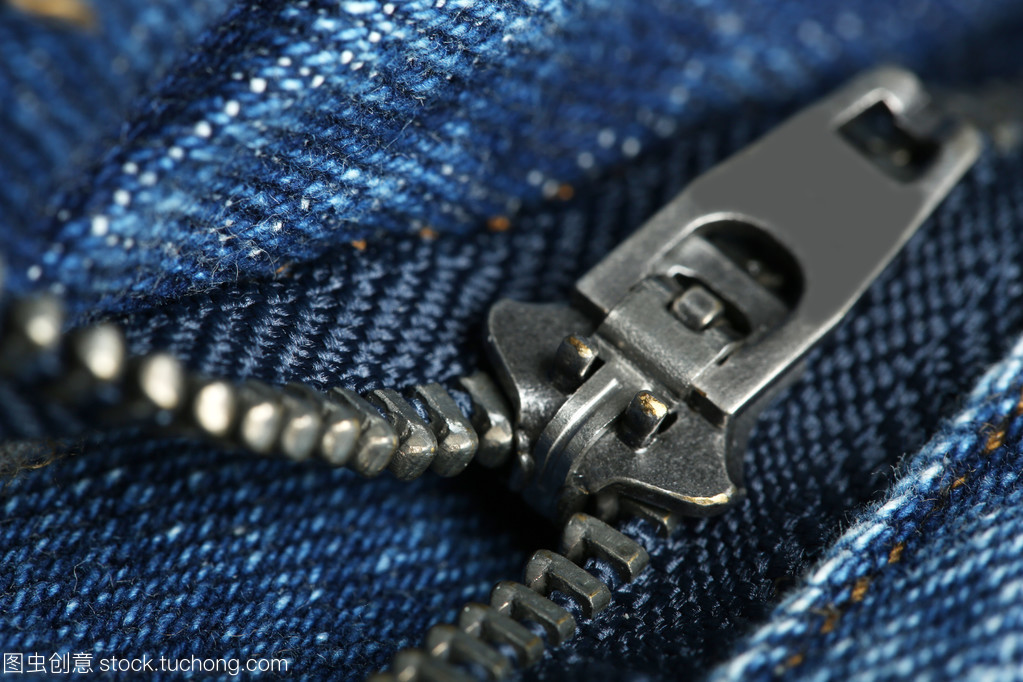 在衣服上的拉鏈關(guān)閉